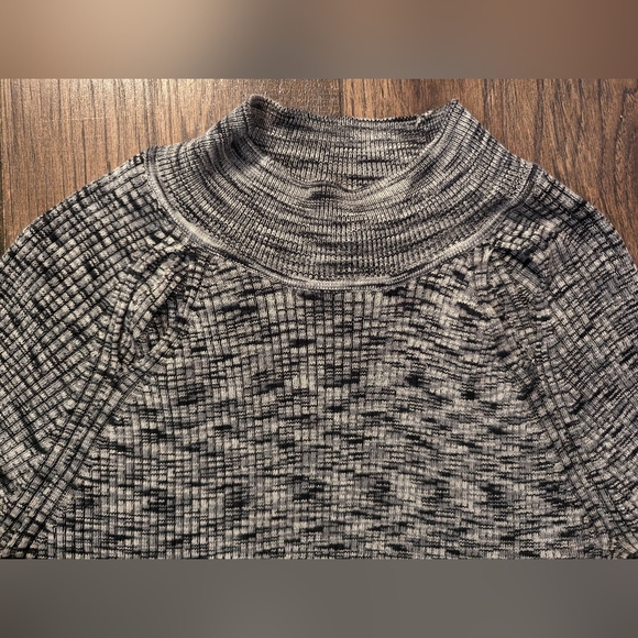 Wynter Women's Black & White Heathered Turtleneck Size Large Rayon & Poly Soft! - Picture 3 of 16